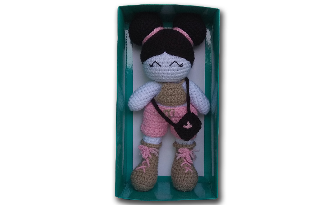 Çantalı hörüklü qız