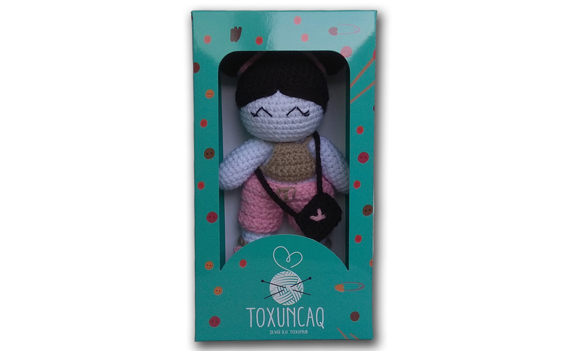 Çantalı hörüklü qız