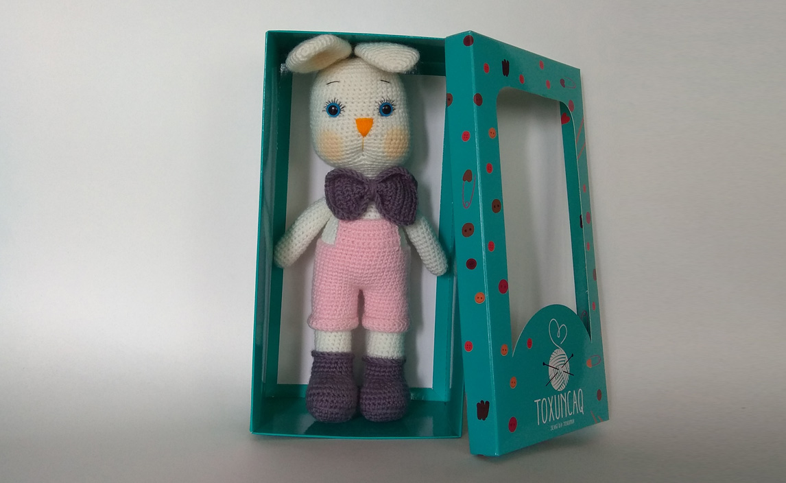 Çəhrayi şortikli dovşan